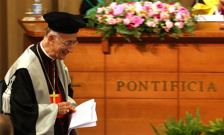 Il cardinale vicario Camillo Ruini ha ricevuto un dottorato honoris causa in Comunicazione Sociale Istituzionale presso la Pontificia Università della Santa Croce. (Ansa)