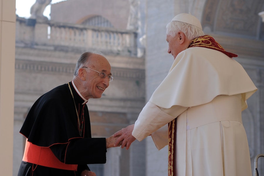 Il cardinale Camillo Ruini e Papa Benedetto XV si salutano oggi Piazza San Pietro. (Ansa)