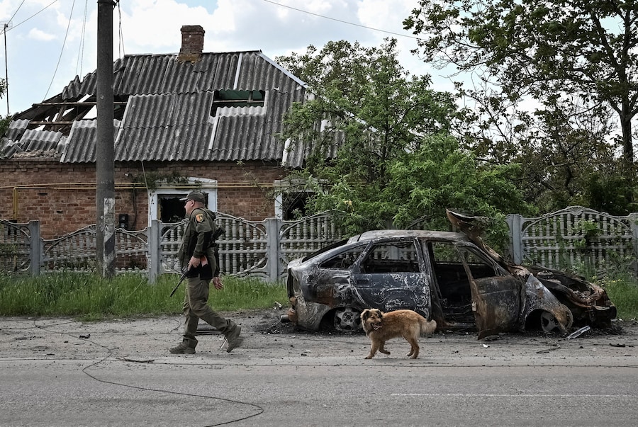 Un militare della 65ª Brigata meccanizzata autonoma delle Forze armate ucraine cammina per una strada, mentre la Russia attacca l'Ucraina, nei pressi della città di Orikhiv, in prima linea nella regione di Zaporizhzhia. (REUTERS/Stringer)