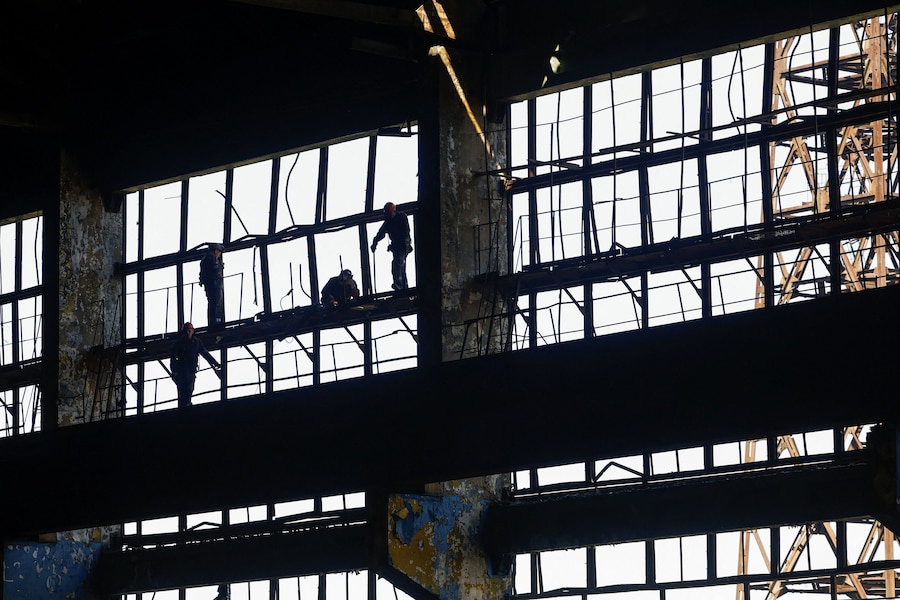 Operatori al lavoro nel complesso di una centrale termica danneggiata più volte durante gli attacchi russi con missili e droni, nel contesto dell'offensiva russa contro l'Ucraina, nella regione di Kiev. (REUTERS/Valentyn Ogirenko)