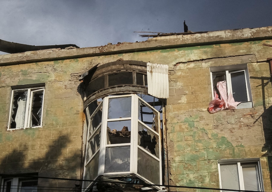 Il condominio colpito da un attacco con droni russi, nel contesto dell'offensiva russa contro l'Ucraina, a Dnipro. (REUTERS/Stringer)
