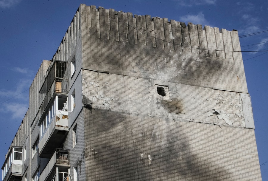 Il condominio colpito da un attacco con droni russi, nel contesto dell'offensiva russa contro l'Ucraina, a Dnipro. (REUTERS/Stringer)