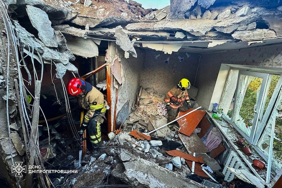 In questa foto fornita dal Servizio di emergenza ucraino, i vigili del fuoco spengono un incendio in un edificio a seguito di un attacco aereo russo nella regione di Dnipropetrovsk. (Servizio di emergenza ucraino via AP/ Associated Press/ LaPresse/ APN)