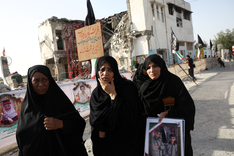 Raheleh, una donna iraniana che ha perso due dei suoi figli nell'attentato alla scuola di Minab. (via REUTERS)