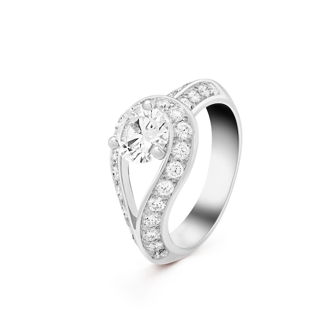 VAN CLEEF & ARPELS. Solitario Couture, in platino con diamante taglio rotondo (1 ct), diamanti tondi a pavé.
