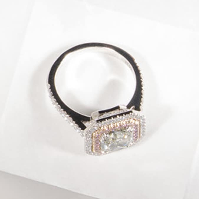 GARATTI. Pezzo unico in platino e oro rosa con diamante fancy intense green (3,36 ct) e diamanti rosa, collezione Fancy Green