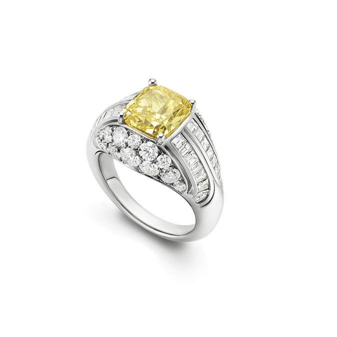 BULGARI. Neoclassical Starlight, in platino con diamante taglio cuscino fancy vivid yellow (3,75 ct), 28 diamanti step cut (1,20 ct) e pavé di diamanti (1,74 ct), collezione Alta Gioielleria Eclettica.