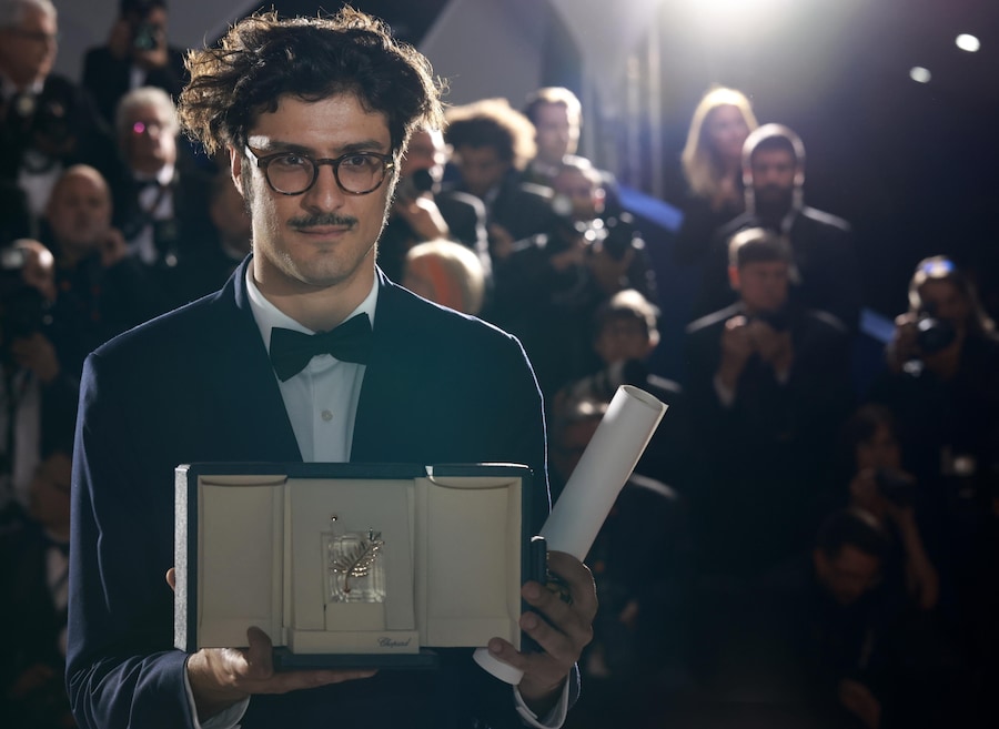 Federico Luis posa dopo aver ricevuto la Palma d'Oro per il cortometraggio "For the Opponents" (Para Los Contrincantes) durante il photocall dei vincitori alla cerimonia di chiusura e di premiazione del 79° Festival di Cannes, tenutasi a Cannes, in Francia, il 23 maggio 2026. Il festival si è svolto dal 12 al 23 maggio 2026. EPA/CLEMENS BILAN (EPA)