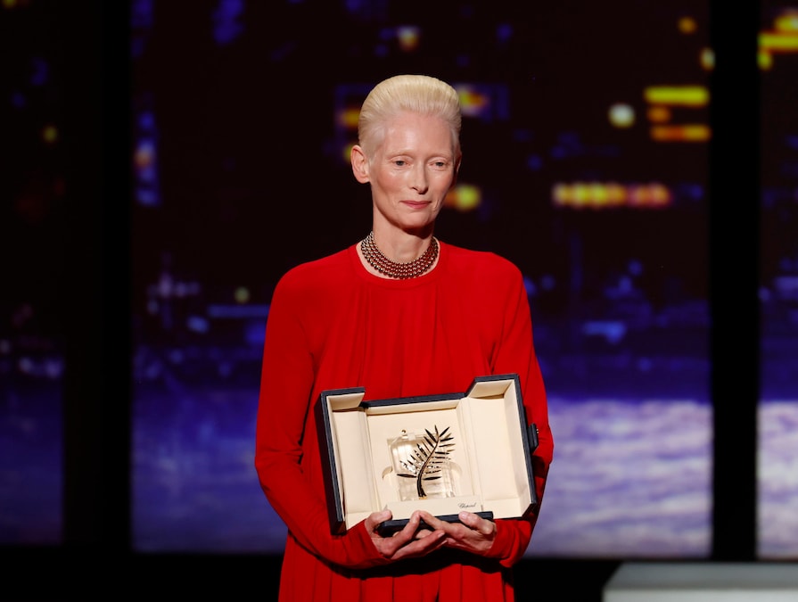 Tilda Swinton consegna la Palma d'Oro durante la cerimonia di chiusura della 79ª edizione del Festival di Cannes, a Cannes, in Francia, il 23 maggio 2026. Il festival si svolge dal 12 al 23 maggio 2026. EPA/SEBASTIEN NOGIER (EPA)