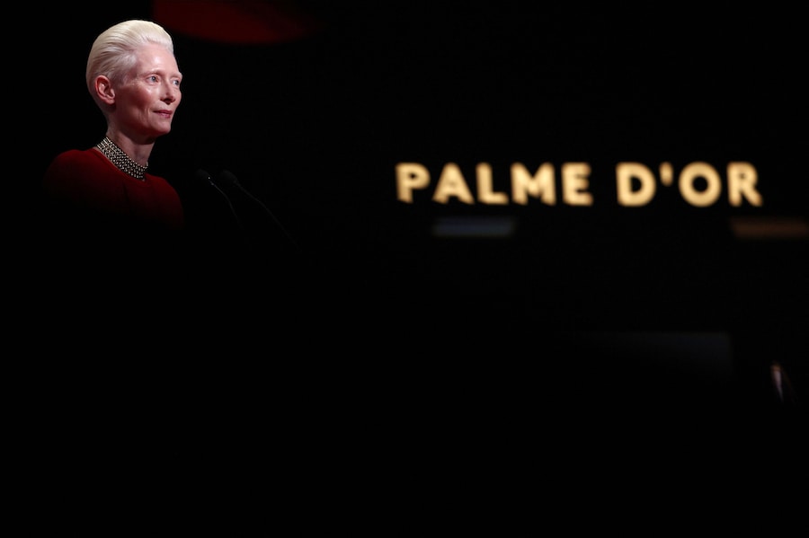 Tilda Swinton tiene un discorso sul palco durante la cerimonia di chiusura del 79° Festival di Cannes a Cannes, in Francia, il 23 maggio 2026. REUTERS/Marko Djurica (REUTERS)