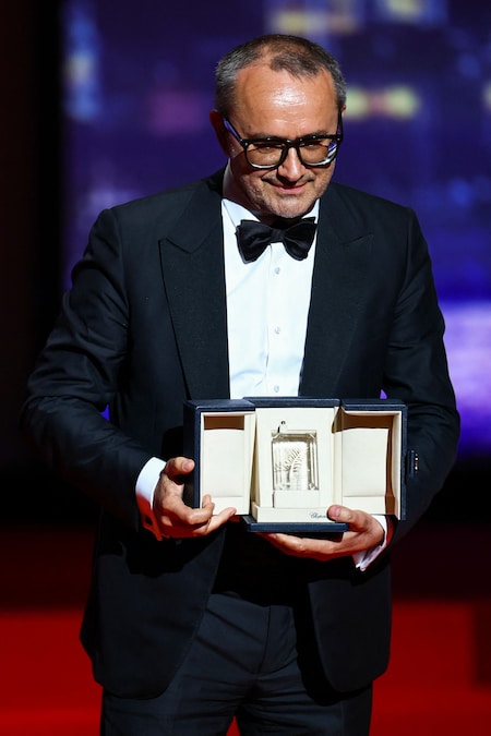 Il regista Andrey Zvyagintsev, vincitore del Gran Premio per il film "Minotaur" (Minotaure), posa sul palco durante la cerimonia di chiusura del 79° Festival di Cannes a Cannes, in Francia, il 23 maggio 2026. REUTERS/Sarah Meyssonnier (REUTERS)