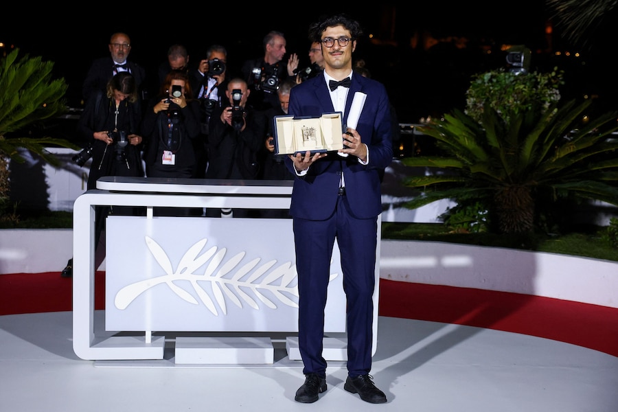 Il regista Federico Luis, vincitore della Palma d'Oro per il cortometraggio "Aux adversaires" (Para los contrincantes - For the Opponents), posa durante un photocall dopo la cerimonia di chiusura del 79° Festival di Cannes a Cannes, in Francia, il 23 maggio 2026. REUTERS/Manon Cruz (REUTERS)