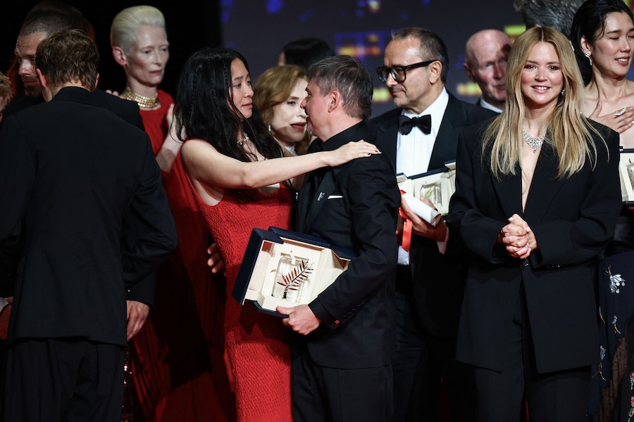 Chloe Zhao, membro della giuria del 79° Festival di Cannes, abbraccia il regista Cristian Mungiu, vincitore della Palma d'Oro per il film "Fjord", accanto al regista Andrey Zvyagintsev, vincitore del Gran Premio per il film "Minotaur" (Minotaure), Tilda Swinton, Virginie Efira e Tao Okamoto, vincitrici ex aequo del premio come Migliore Attrice per i loro ruoli nel film "Soudain" (All of a Sudden), sul palco durante la cerimonia di chiusura del 79° Festival di Cannes a Cannes, Francia, il 23 maggio 2026. REUTERS/Sarah Meyssonnier (REUTERS)