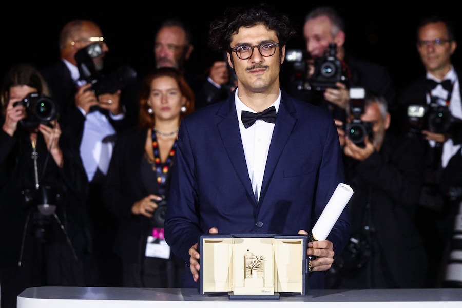 Il regista Federico Luis, vincitore della Palma d'Oro per il cortometraggio "Aux adversaires" (Para los contrincantes - Per gli avversari), posa durante un photocall dopo la cerimonia di chiusura del 79° Festival di Cannes a Cannes, in Francia, il 23 maggio 2026. REUTERS/Manon Cruz (REUTERS)