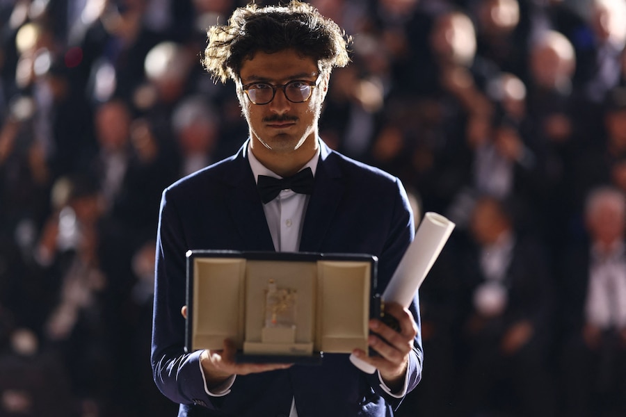 Il regista Federico Luis, vincitore della Palma d'Oro per il cortometraggio "Aux adversaires" (Para los contrincantes, Per gli avversari), posa durante un photocall dopo la cerimonia di chiusura del 79° Festival di Cannes a Cannes, in Francia, il 23 maggio 2026. REUTERS/Gonzalo Fuentes (REUTERS)