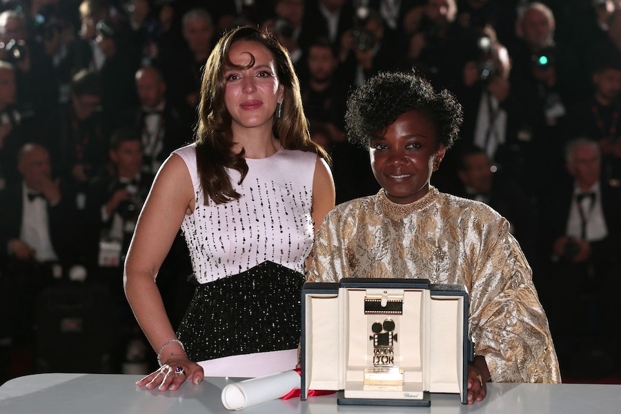 La regista Marie-Clementine Dusabejambo, vincitrice della Camera d'Or per il film "Ben'imana", posa con Monia Chokri, presidente della giuria della Camera d'Or, durante un photocall dopo la cerimonia di chiusura del 79° Festival di Cannes a Cannes, in Francia, il 23 maggio 2026. REUTERS/Gonzalo Fuentes (REUTERS)