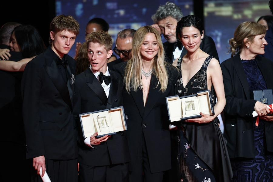 Emmanuel Macchia e Valentin Campagne, vincitori ex aequo del premio come Miglior Attore per i loro ruoli nel film "Coward"; il regista Pawel Pawlikowski, vincitore ex aequo del premio come Miglior Regista per il film "Fatherland"; la regista Valeska Grisebach, vincitrice del Premio della Giuria per il film "Das Getraumte Abenteuer" (L'avventura sognata - L'Aventure revee), e la regista Valeska Grisebach, vincitrice del Premio della Giuria per il film "Das Getraumte Abenteuer" (L'avventura sognata - L'Aventure revee), sul palco durante la cerimonia di chiusura del 79° Festival di Cannes a Cannes, Francia, il 23 maggio 2026. REUTERS/Sarah Meyssonnier (REUTERS)