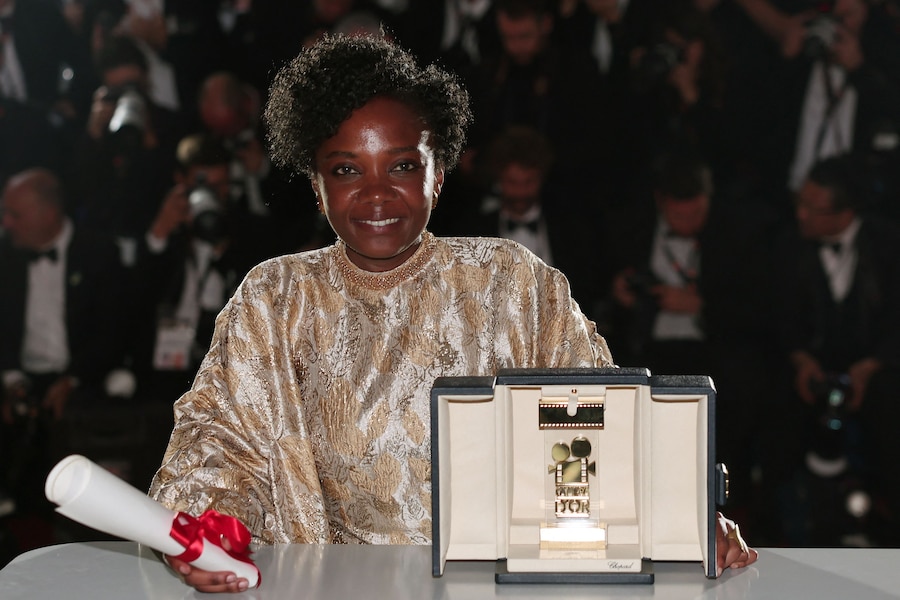 La regista Marie-Clementine Dusabejambo, vincitrice della Camera d'Or per il film "Ben'imana", posa durante un photocall al termine della cerimonia di chiusura del 79° Festival di Cannes, a Cannes, in Francia, il 23 maggio 2026. REUTERS/Gonzalo Fuentes (REUTERS)