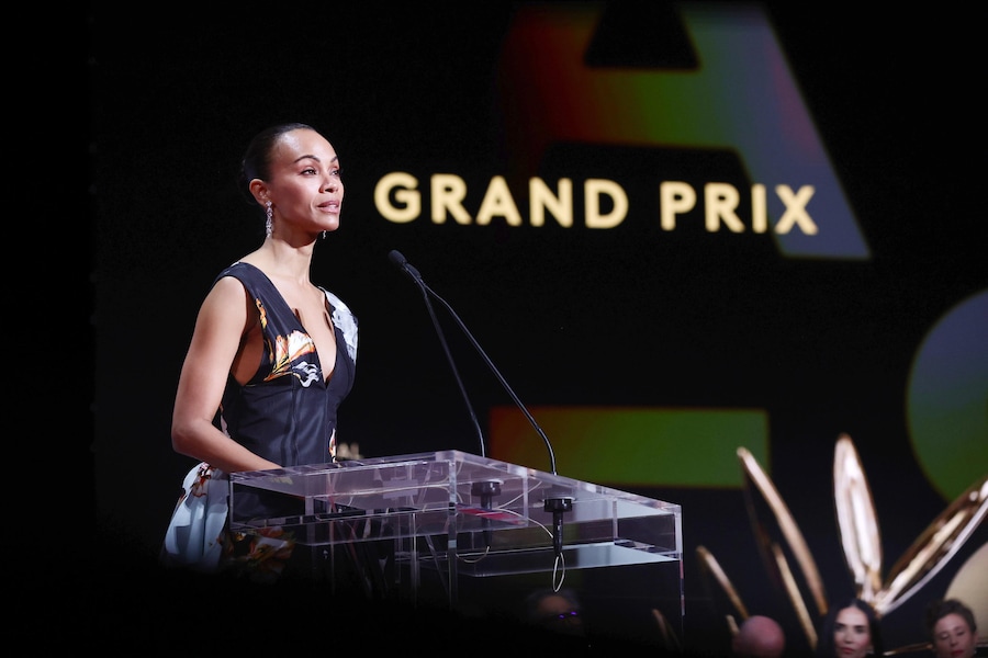 Zoe Saldana interviene sul palco durante la cerimonia di chiusura della 79ª edizione del Festival di Cannes, a Cannes, in Francia, il 23 maggio 2026. Il festival si svolge dal 12 al 23 maggio 2026. EPA/TERESA SUAREZ (EPA)