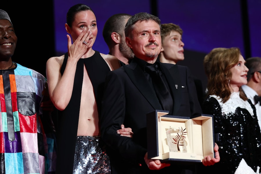 Renate Reinsve (a sinistra) e Cristian Mungiu sul palco con la Palma d'Oro per "Fjord" durante la cerimonia di chiusura del 79° Festival di Cannes, a Cannes, in Francia, il 23 maggio 2026. Il festival si svolge dal 12 al 23 maggio 2026. EPA/TERESA SUAREZ (EPA)
