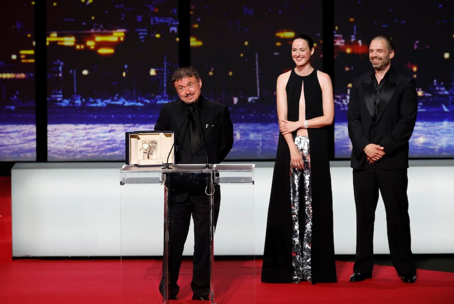 Il regista Cristian Mungiu (a sinistra) tiene un discorso dopo aver ricevuto la Palma d'Oro per "Fjord", affiancato da Renate Reinsve (al centro) e Sebastian Stan, durante la cerimonia di chiusura della 79ª edizione del Festival di Cannes, a Cannes, in Francia, il 23 maggio 2026. Il festival si svolge dal 12 al 23 maggio 2026. EPA/SEBASTIEN NOGIER (EPA)