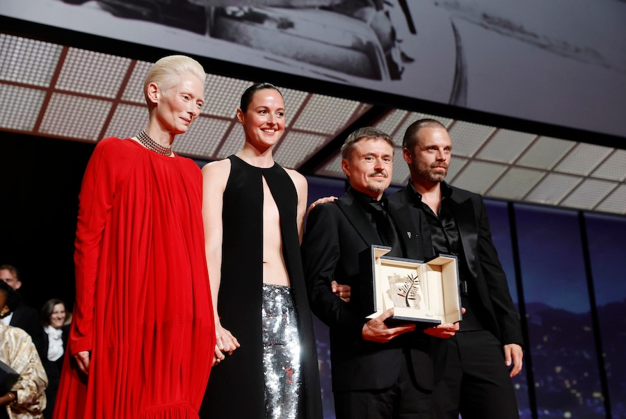 (Da sinistra a destra) Tilda Swinton sul palco con Renate Reinsve, Cristian Mungiu e Sebastian Stan mentre ricevono la Palma d'Oro per "Fjord" durante la cerimonia di chiusura della 79ª edizione del Festival di Cannes, a Cannes, in Francia, il 23 maggio 2026. Il festival si svolge dal 12 al 23 maggio 2026. EPA/TERESA SUAREZ (EPA)