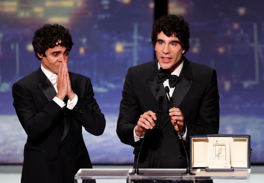 I registi Javier Ambrossi (a sinistra) e Javier Calvo (a destra), vincitori ex aequo, rilasciano alcune dichiarazioni dopo aver ricevuto il premio per la migliore regia per "La Bola Negra" durante la cerimonia di chiusura del 79° Festival di Cannes, tenutasi a Cannes, in Francia, il 23 maggio 2026. Il festival si è svolto dal 12 al 23 maggio 2026. EPA/SEBASTIEN NOGIER (EPA)