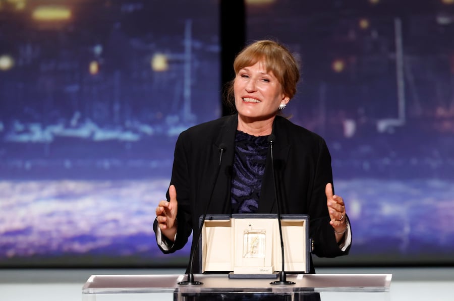 La regista Valeska Grisebach tiene un discorso dopo aver ricevuto il Premio della Giuria per "The Dreamed Adventure" (Das Getraumte Abenteuer) durante la cerimonia di chiusura del 79° Festival di Cannes, a Cannes, in Francia, il 23 maggio 2026. Il festival si svolge dal 12 al 23 maggio 2026. EPA/SEBASTIEN NOGIER (EPA)