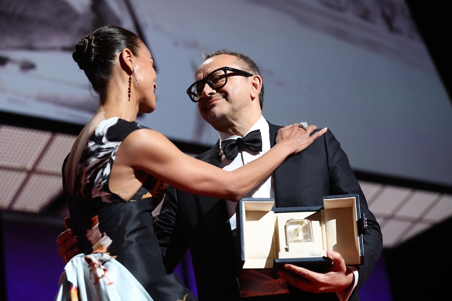 Andrey Zvyagintsev riceve il Gran Premio per "Minotaur" dalle mani di Zoe Saldana durante la cerimonia di chiusura del 79° Festival di Cannes, tenutasi a Cannes, in Francia, il 23 maggio 2026. Il festival si è svolto dal 12 al 23 maggio 2026. EPA/TERESA SUAREZ (EPA)