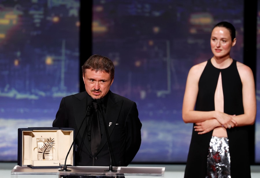 Il regista Cristian Mungiu (a sinistra) tiene un discorso dopo aver ricevuto la Palma d'Oro per "Fjord", accanto a Renate Reinsve (a destra), durante la cerimonia di chiusura del 79° Festival di Cannes, a Cannes, in Francia, il 23 maggio 2026. Il festival si svolge dal 12 al 23 maggio 2026. EPA/SEBASTIEN NOGIER (EPA)