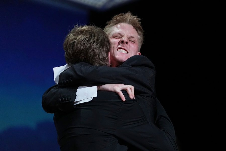 Emmanuel Macchia, a sinistra, e Valentin Campagne ricevono il premio come miglior attore per il film «Coward» durante la cerimonia di premiazione del 79° Festival Internazionale del Cinema di Cannes, nel sud della Francia, sabato 23 maggio 2026. (AP Photo/Andreea Alexandru) (APN)