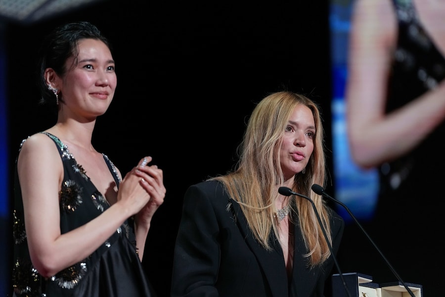 Tao Okamoto, a sinistra, e Virginie Efira ritirano il premio come migliore attrice per il film "All of a Sudden" durante la cerimonia di premiazione del 79° Festival Internazionale del Cinema di Cannes, nel sud della Francia, sabato 23 maggio 2026. (AP Photo/Andreea Alexandru) (APN)