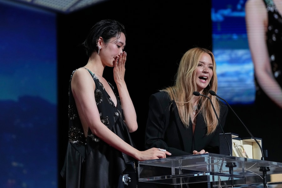 Tao Okamoto, a sinistra, e Virginie Efira ritirano il premio come migliore attrice per il film "All of a Sudden" durante la cerimonia di premiazione della 79ª edizione del Festival internazionale del cinema di Cannes, nel sud della Francia, sabato 23 maggio 2026. (AP Photo/Andreea Alexandru) (APN)