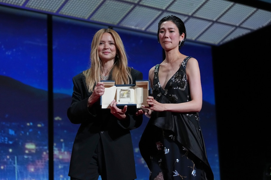 Virginie Efira, a sinistra, e Tao Okamoto posano con il premio come migliore attrice per "All of a Sudden" durante la cerimonia di premiazione del 79° Festival Internazionale del Cinema di Cannes, nel sud della Francia, sabato 23 maggio 2026. (AP Photo/Andreea Alexandru) (APN)