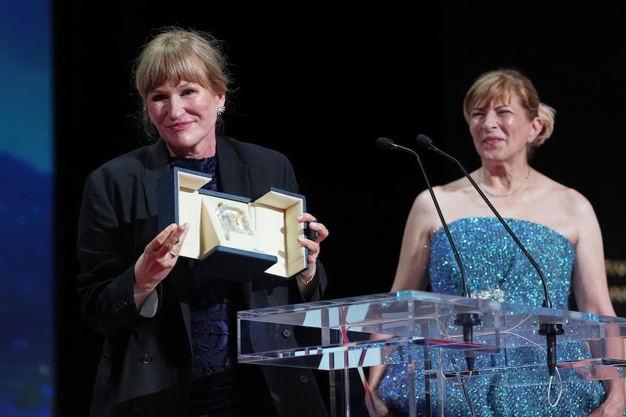 La regista Valeska Grisebach, a sinistra, e Yana Radeva ritirano il premio della giuria per "The Dreamed Adventure" durante la cerimonia di premiazione della 79ª edizione del Festival Internazionale del Cinema di Cannes, nel sud della Francia, sabato 23 maggio 2026. (AP Photo/Andreea Alexandru) (APN)
