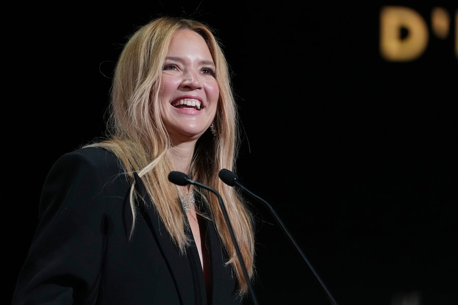 Virginie Efira riceve il premio come migliore attrice per "All of a Sudden" durante la cerimonia di premiazione del 79° Festival Internazionale del Cinema di Cannes, nel sud della Francia, sabato 23 maggio 2026. (AP Photo/Andreea Alexandru) (APN)