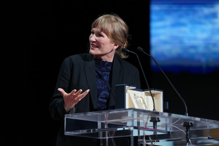 La regista Valeska Grisebach ritira il premio della giuria per "The Dreamed Adventure" durante la cerimonia di premiazione della 79ª edizione del Festival internazionale del cinema di Cannes, nel sud della Francia, sabato 23 maggio 2026. (AP Photo/Andreea Alexandru) (APN)