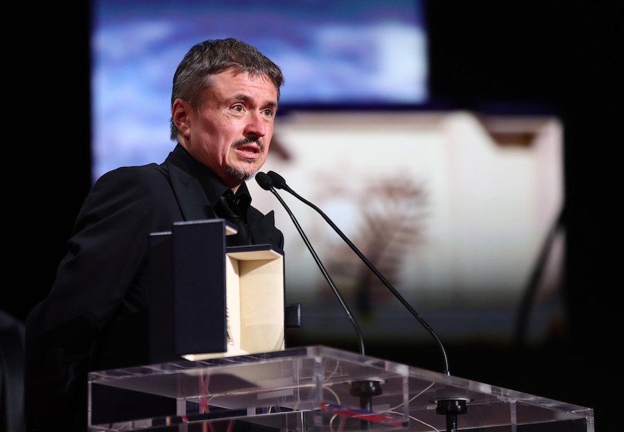 Cristian Mungiu festeggia sul palco dopo aver vinto la Palma d'Oro per il film "Fjord" durante la cerimonia di chiusura del 79° Festival di Cannes, a Cannes, in Francia, il 23 maggio 2026. Il festival si svolge dal 12 al 23 maggio 2026. EPA/TERESA SUAREZ (EPA)