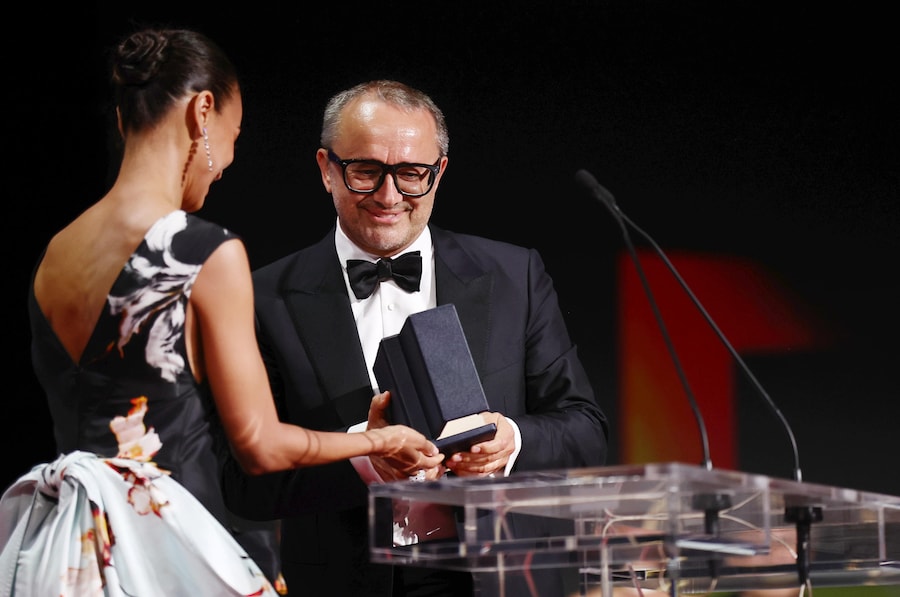 Zoe Saldana (a sinistra) consegna il Gran Premio per "Minotaur" (Minotaure) ad Andrey Zvyagintsev (a destra) durante la cerimonia di chiusura del 79° Festival di Cannes, tenutasi a Cannes, in Francia, il 23 maggio 2026. Il festival si è svolto dal 12 al 23 maggio 2026. EPA/TERESA SUAREZ (EPA)