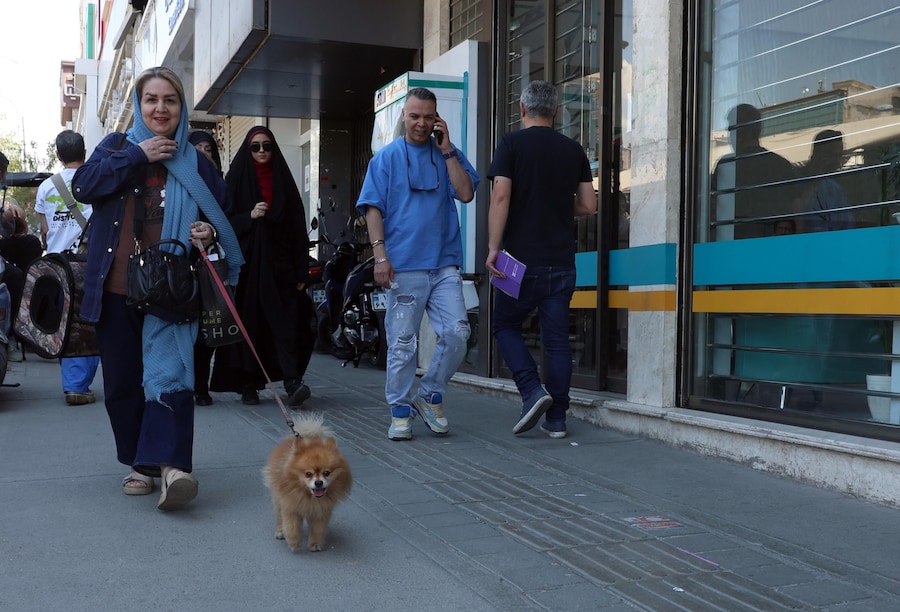 Alcuni iraniani camminano per una strada di Teheran, in Iran, il 23 maggio 2026. Le tensioni tra Stati Uniti e Iran permangono mentre proseguono i colloqui di mediazione per raggiungere un accordo volto a porre fine al conflitto tra i due Paesi e consentire il passaggio delle navi attraverso lo Stretto di Hormuz. EPA/ABEDIN TAHERKENAREH (EPA)
