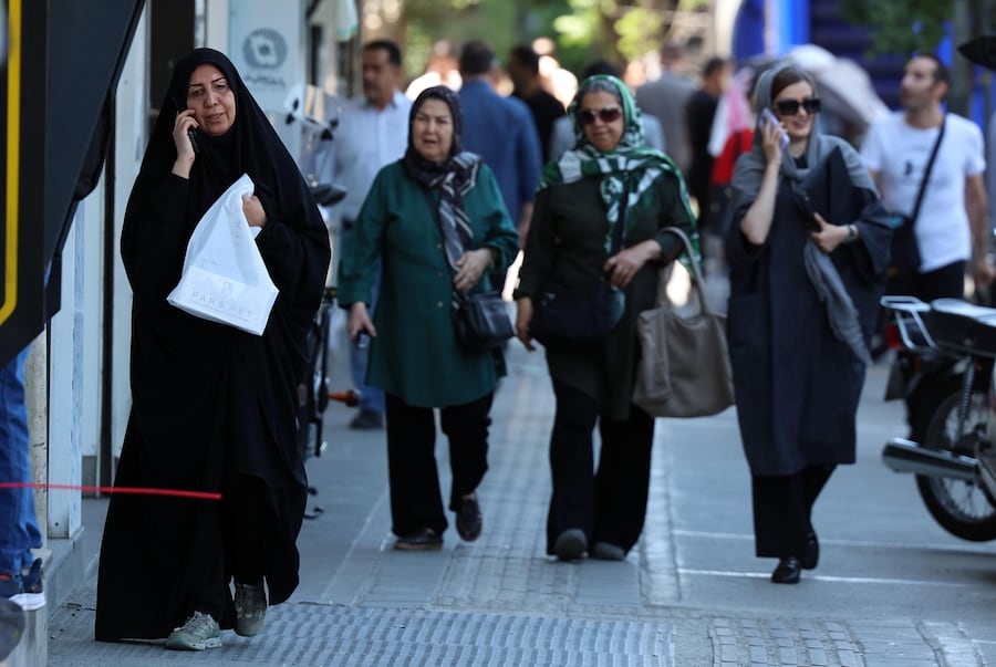 Cittadini iraniani camminano per una strada di Teheran, in Iran, il 23 maggio 2026. Le tensioni tra Stati Uniti e Iran permangono mentre proseguono i colloqui di mediazione per raggiungere un accordo volto a porre fine al conflitto tra i due Paesi e consentire il passaggio delle navi attraverso lo Stretto di Hormuz. EPA/ABEDIN TAHERKENAREH (EPA)