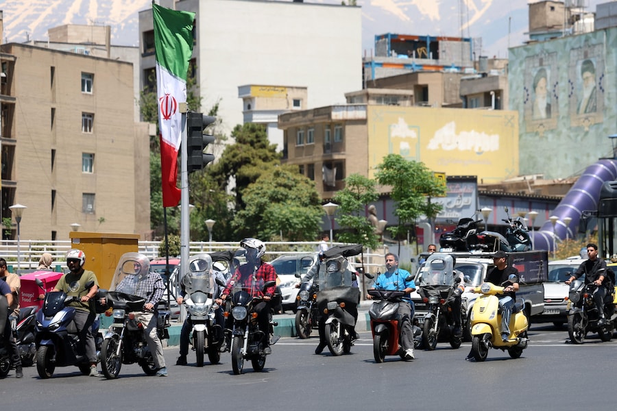 Cittadini iraniani in auto lungo una strada di Teheran, Iran, 23 maggio 2026. Le tensioni tra Stati Uniti e Iran permangono mentre proseguono i colloqui di mediazione per raggiungere un accordo volto a porre fine al conflitto tra i due Paesi e consentire il passaggio delle navi attraverso lo Stretto di Hormuz. EPA/ABEDIN TAHERKENAREH (EPA)