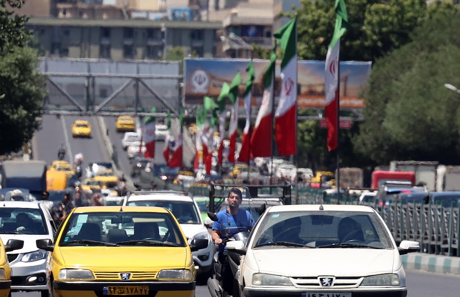 Alcuni iraniani guidano lungo una strada di Teheran, in Iran, il 23 maggio 2026. Le tensioni tra Stati Uniti e Iran permangono mentre proseguono i colloqui di mediazione per raggiungere un accordo volto a porre fine al conflitto tra i due Paesi e consentire il passaggio delle navi attraverso lo Stretto di Hormuz. EPA/ABEDIN TAHERKENAREH (EPA)