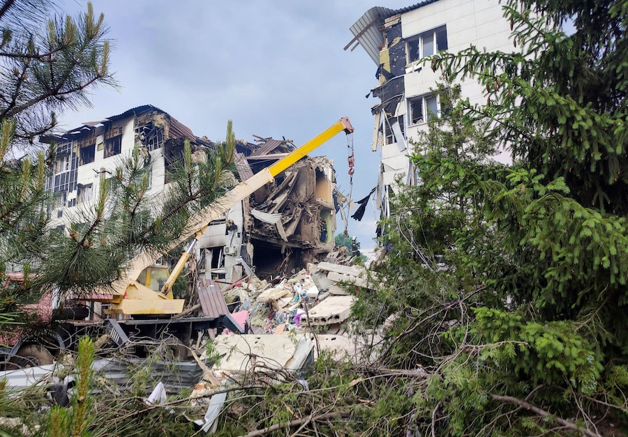 I soccorritori operano tra le macerie di un edificio dormitorio distrutto dell'Istituto superiore di Starobilsk dell'Università Pedagogica di Luhansk, in seguito a un attacco sferrato durante la notte – che le autorità insediate dalla Russia hanno definito un attacco con droni ucraini – nel corso del conflitto tra Russia e Ucraina nella città di Starobilsk (Starobelsk), nella regione di Luhansk, un'area dell'Ucraina controllata dalla Russia, il 22 maggio 2026. Foto scattata con un telefono cellulare. REUTERS/Pavel Klimov/Foto d'archivio (REUTERS)