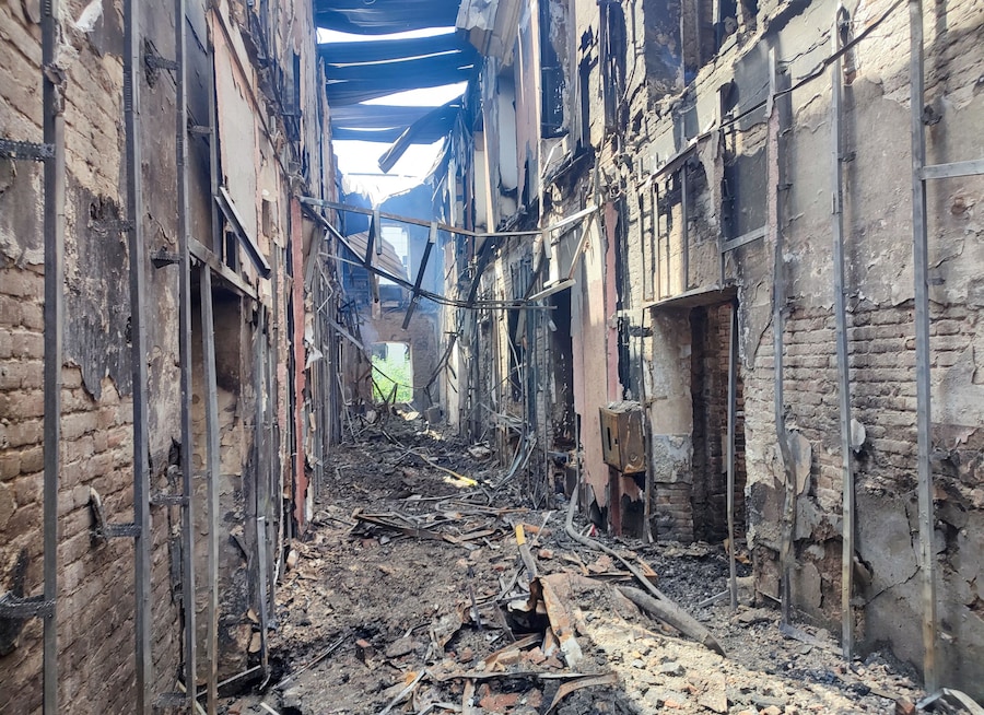 Un edificio distrutto dell'Istituto superiore di Starobilsk, appartenente all'Università Pedagogica di Luhansk, in seguito a un recente attacco, definito dalle autorità insediate dalla Russia come un attacco con droni ucraini, nel corso del conflitto tra Russia e Ucraina nella città di Starobilsk (Starobelsk), nella regione di Luhansk, un'area dell'Ucraina controllata dalla Russia, il 23 maggio 2026. Foto scattata con un cellulare. REUTERS/Pavel Klimov (REUTERS)