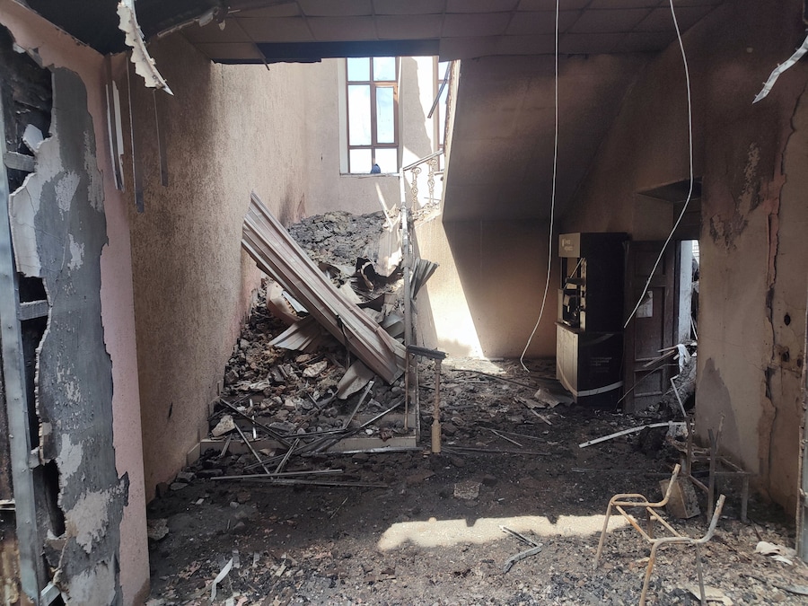 Un edificio distrutto del Collegio di Starobilsk dell'Università Pedagogica di Luhansk in seguito a un recente attacco, definito dalle autorità insediate dalla Russia come un attacco con droni ucraini, nel corso del conflitto tra Russia e Ucraina nella città di Starobilsk (Starobelsk), nella regione di Luhansk, un'area dell'Ucraina controllata dalla Russia, il 23 maggio 2026. Foto scattata con un cellulare. REUTERS/Pavel Klimov (REUTERS)
