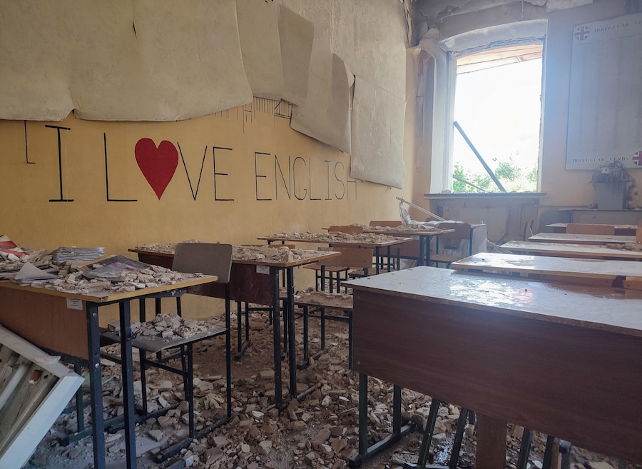 Un edificio distrutto dell'Istituto superiore di Starobilsk, appartenente all'Università Pedagogica di Luhansk, in seguito a un recente attacco, definito dalle autorità insediate dalla Russia come un attacco con droni ucraini, nel corso del conflitto tra Russia e Ucraina nella città di Starobilsk (Starobelsk), nella regione di Luhansk, un'area dell'Ucraina controllata dalla Russia, il 23 maggio 2026. Foto scattata con un cellulare. REUTERS/Pavel Klimov (REUTERS)