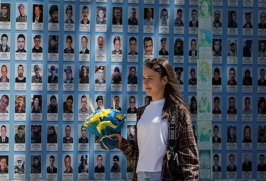 Una donna visita il Muro della Memoria dei difensori caduti dell'Ucraina mentre gli ucraini celebrano la Giornata degli Eroi, nel contesto dell'attacco russo all'Ucraina, a Kiev, Ucraina, il 23 maggio 2026. REUTERS/Gleb Garanich (REUTERS)