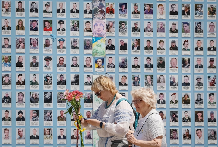 La gente visita il Muro della Memoria dei difensori caduti dell'Ucraina mentre gli ucraini celebrano la Giornata degli Eroi, nel contesto dell'attacco russo all'Ucraina, a Kiev, Ucraina, il 23 maggio 2026. REUTERS/Gleb Garanich (REUTERS)