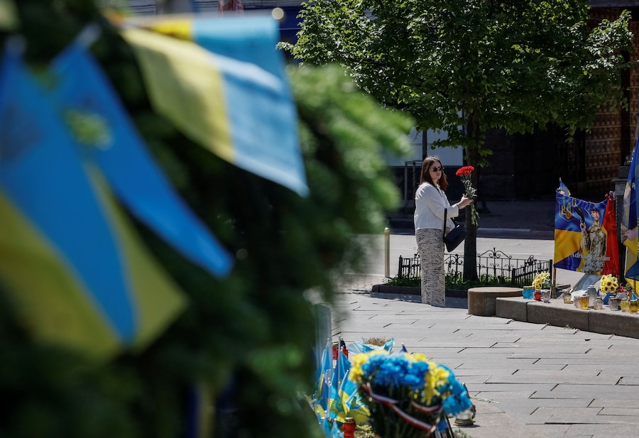 Una donna si reca in visita a un memoriale improvvisato dedicato ai militari caduti, mentre gli ucraini celebrano la Giornata degli Eroi, nel contesto dell'attacco russo all'Ucraina, a Kiev, Ucraina, il 23 maggio 2026. REUTERS/Gleb Garanich (REUTERS)